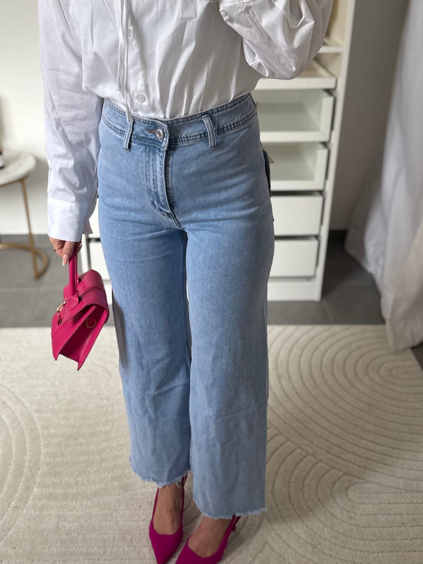 JEANS COUPE DROITE EFFILOCHÉE