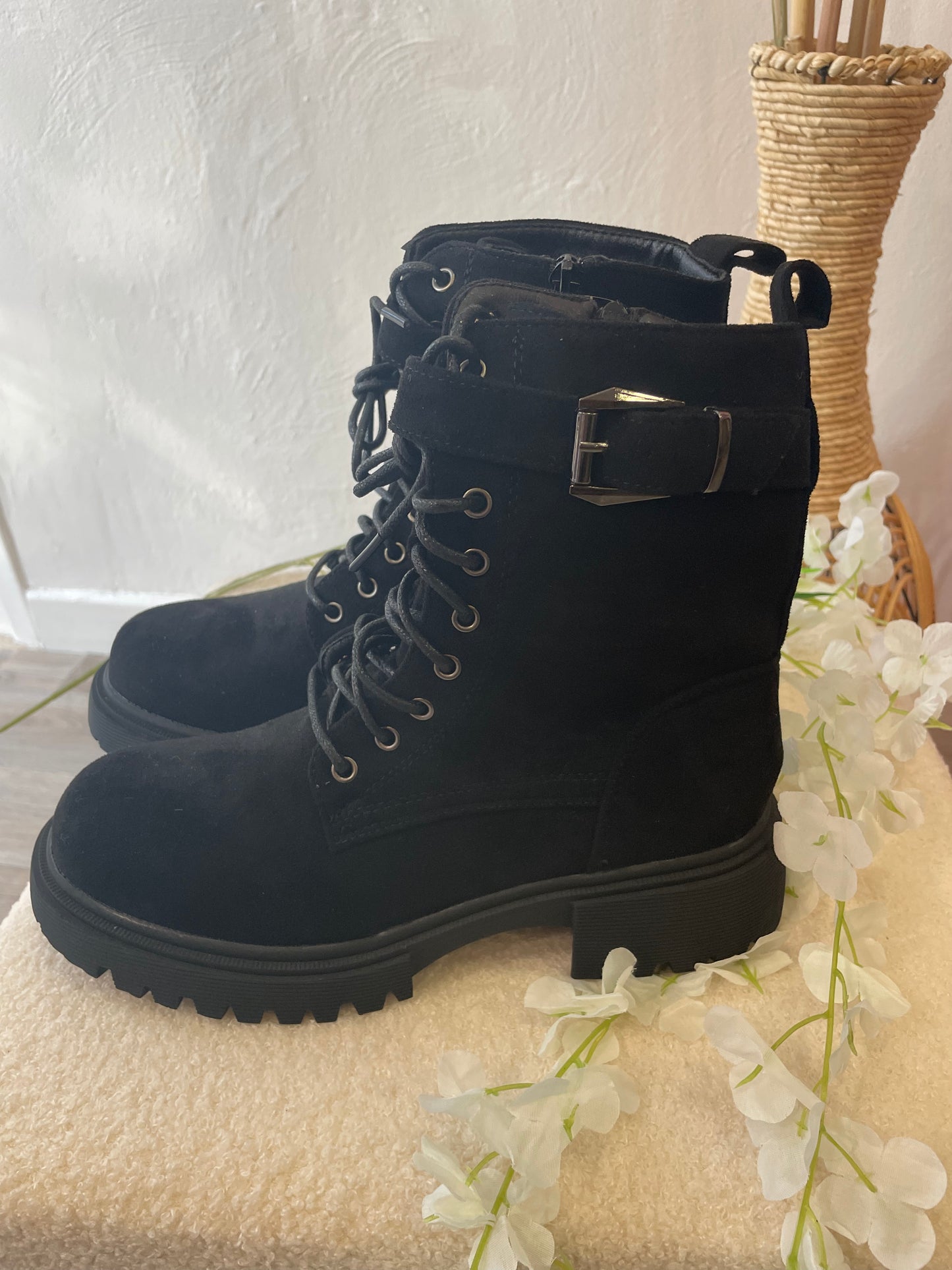 BOTTINES EN DAIM NOIR