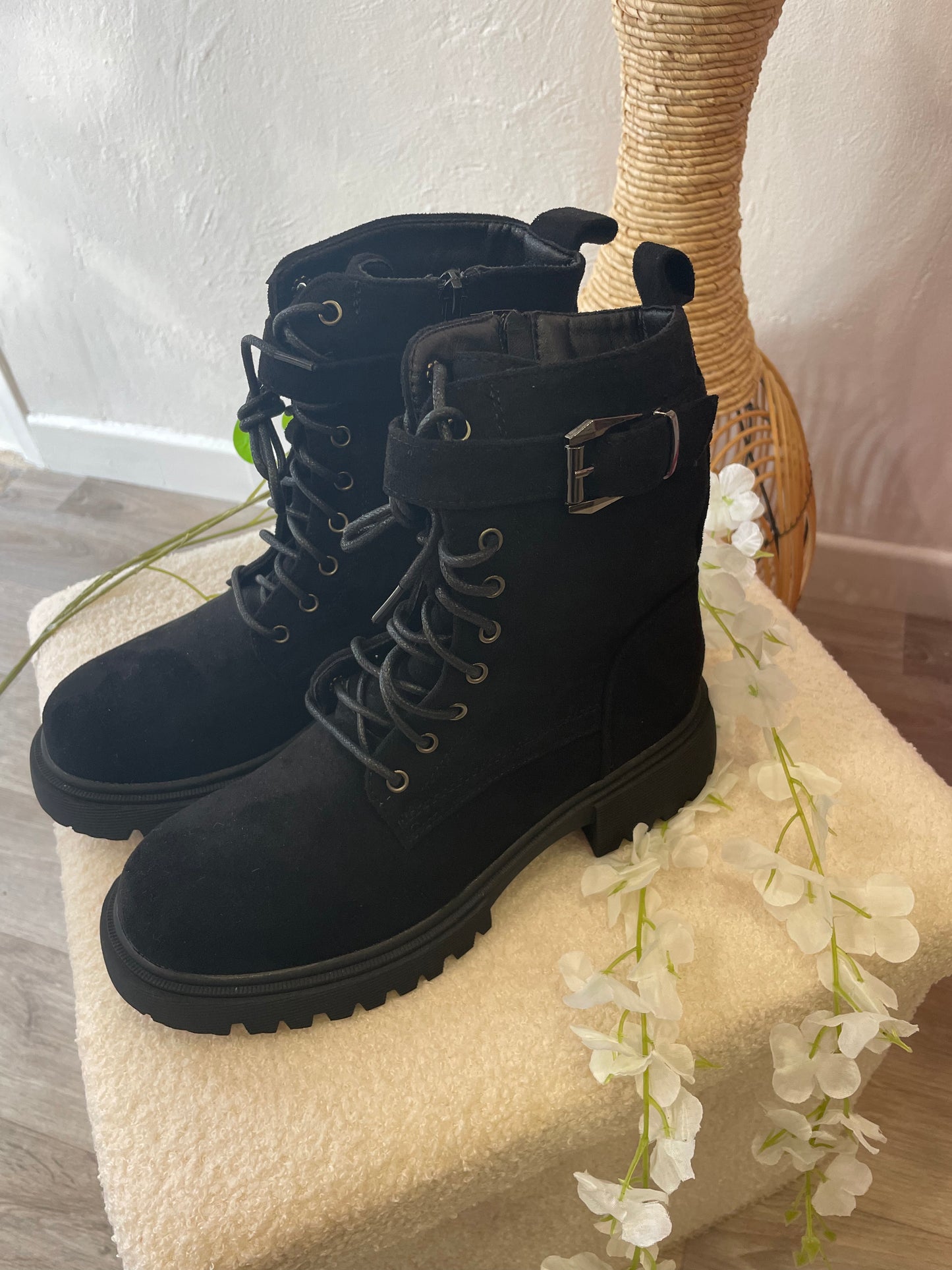 BOTTINES EN DAIM NOIR